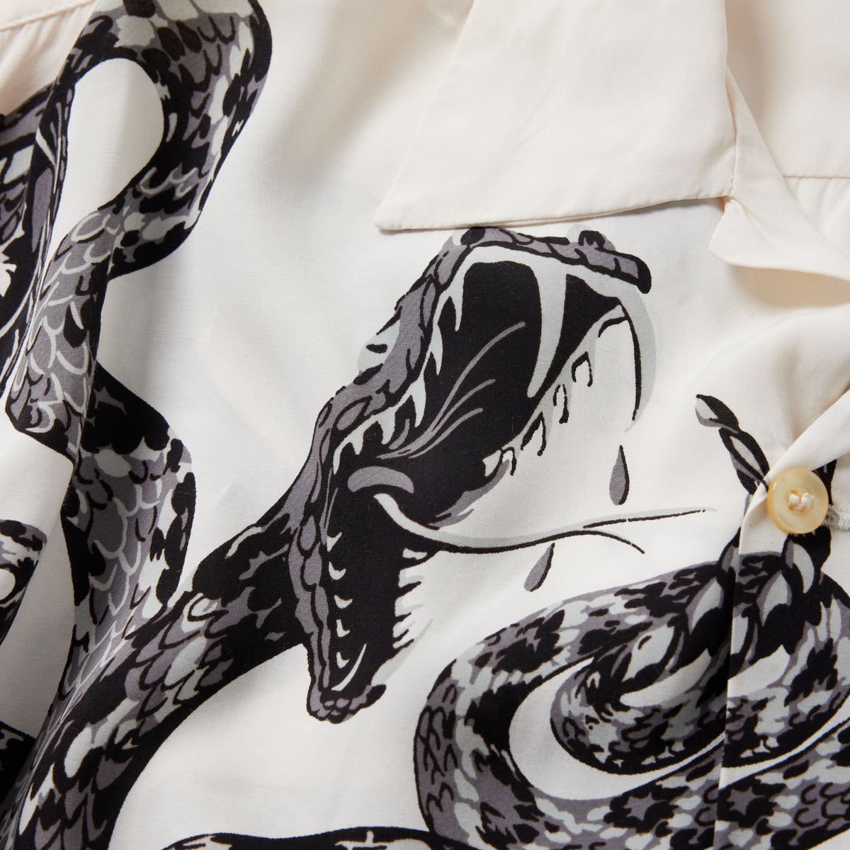 GL39440 / “MONOTONE RATTLE SNAKE” OPEN SHIRT – gold