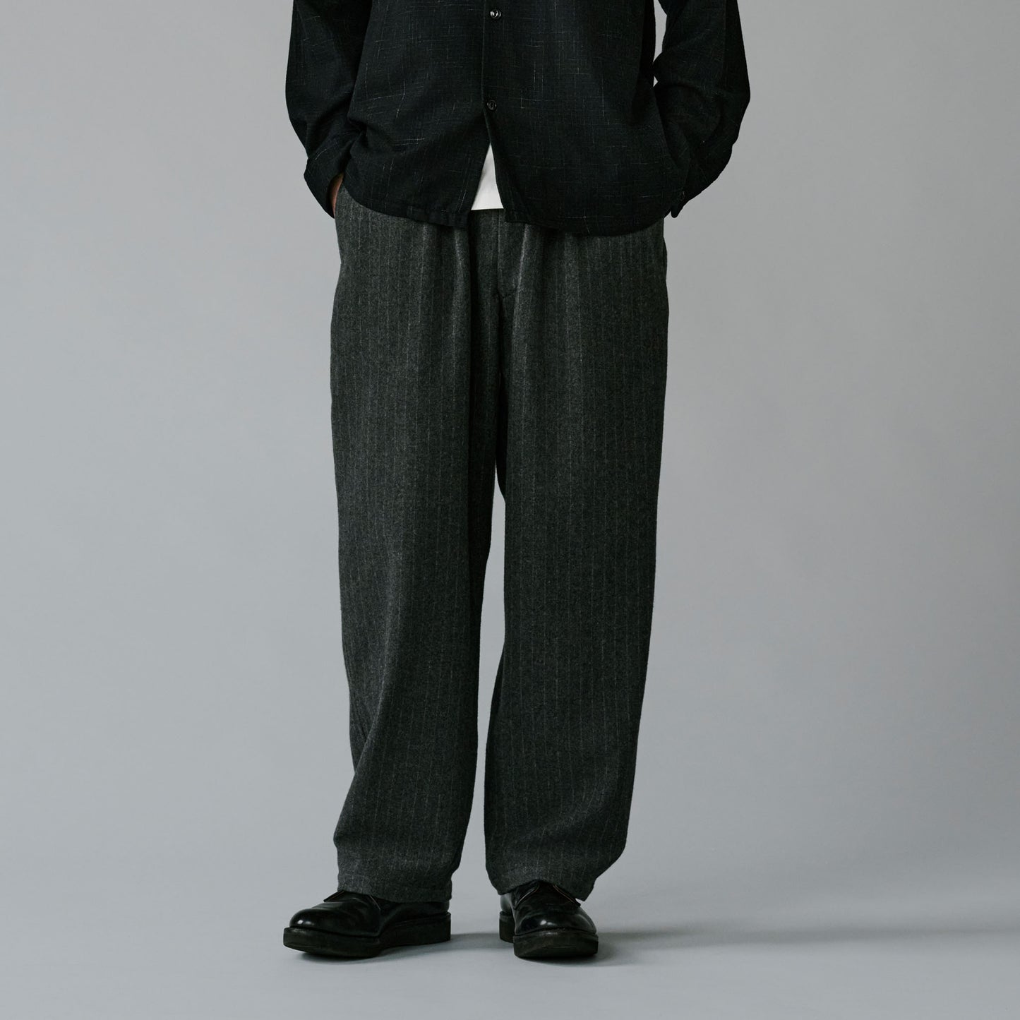 2025年11月29日入荷予定 / GL42576 / Super 160's WOOL HERRINGBONE MOSSER 1TUCK EASY PANTS